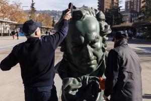 Imagen de una de las estatuas recién instalada.