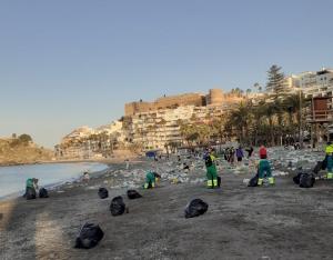 Limpieza de las playas de Almuñécar.