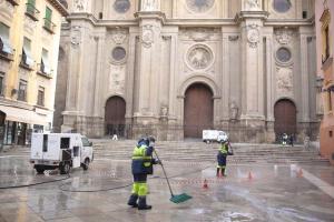 Operarios de Inagra limpiando las pintadas.