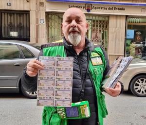 Luis Santiago, vendedor que ha repartido los cupones premiados en Guadix.