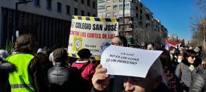 La luz no es un lujo, es un derecho, se leía en uno de los muchos carteles de la manifestación.