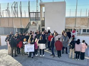 Protesta a las puertas del colegio. 