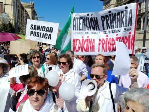 Imagen de archivo de una movilización en Granada por la sanidad pública.