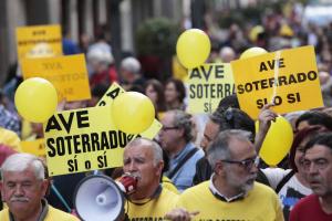 Una de las protestas de la Marea Amarilla exigiendo el AVE soterrado.