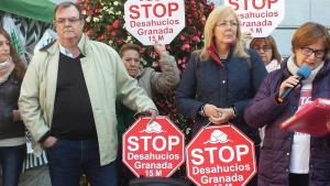 María José y Fernando, durante la lectura del comunicado de Stop Desahucios Granada 15M.