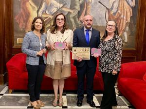 La concejala con Matilde Barón y el representante de Proyecto Hombre.