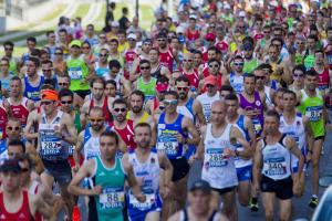 Casi 4.000 deportistas convierten a Granada en una marea atlética.