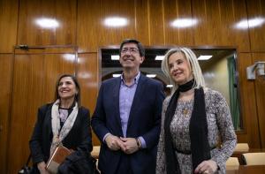 Ana Tárrago, junto al vicepresidente de la Junta, en el Parlamento.