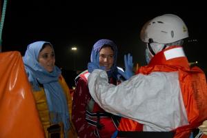 Personal de Salvamento atiende a dos mujeres rescatadas antes de desembarcar en Motril.