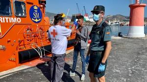 Toma de temperatura a uno de los migrantes a su llegada al Puerto de Motril.