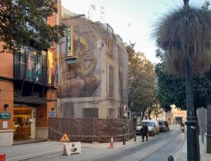 Casa número 10, antigua farmacia, único saliente que interrumpe la acera en la calle Molinos.