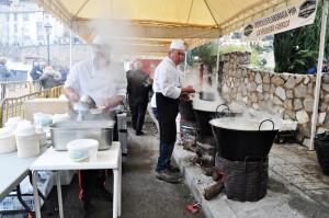 Cocineros preparando el rico plato en la edición del año pasado.