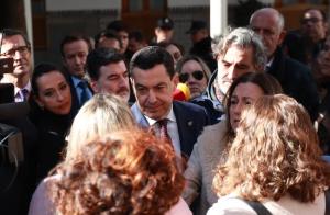 El presidente de la Junta conversa con familias de alumnos con necesidades educativas especiales de sevilla que le pedían la dimisión del delegado de Educación de Seviila, en el Parlamento.