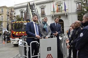 Luis Salvador, César Díaz y Pedro Fernández, atienden las explicaciones del jefe de Bomberos.