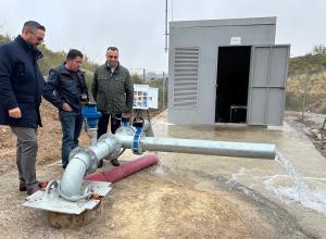 El agua ya sale por la tubería del nuevo punto de abastecimiento. 