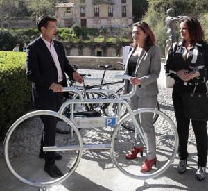 Presentación de los nuevos aparacmientos para bicicletas.