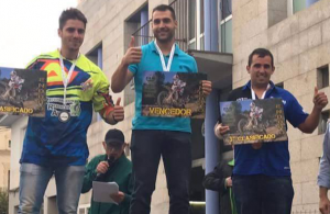 Pepillo, en el pódium tras proclamarse campeón de Andalucía. 