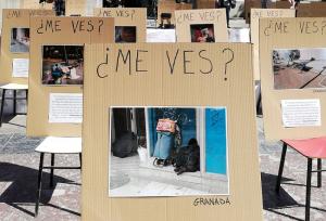 Imagen de archivo de una acción de protesta en Granada para reclamar recursos para personas sin hogar.