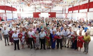 Las parejas homenajeadas posan en la nave donde se celebró el acto. 