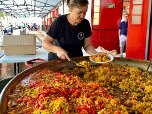 Reparto de raciones de la paella gigante. 