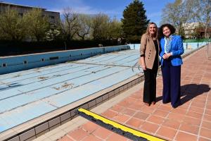 Marifrán Carazo y Pilar Aranda, junto a la piscina de Fuentenueva. 