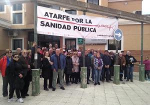 Acción a las puertas del centro de salud, donde se ha colocado una pancarta.