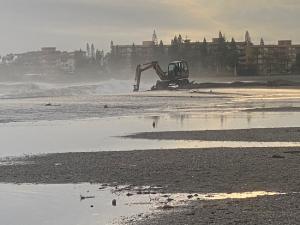 Excavadoras trabajando en una playa en Motril. 