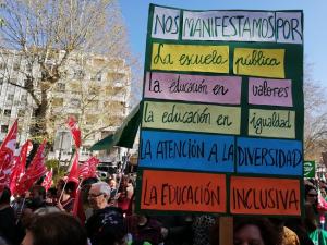 Cartel a favor de la educación pública en una manifestación en Granada. 