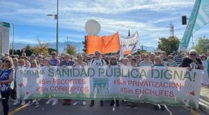 Cabecera de la manifestación convocada por la Asociación Justicia por la Sanidad, este domingo en Granada.