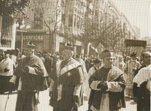 Procesión de religiosos el 13 de septiembre de 1913 por la Gran Vía con motivo de la coronación de la Virgen de las Angustias. 
