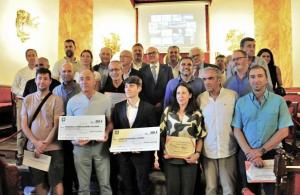 Foto de familia de los premiados en el concurso fotográfico. 