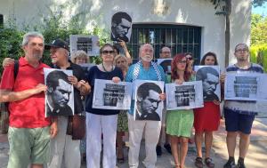 Antonina Rodrigo con los representantes del movimiento memorialista, que organiza el 'Último Paseo".