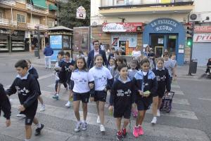 El alcalde ha acompañado a los escolares en su ruta.