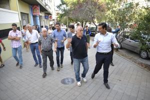 El alcalde conversa con el presidente de la Asociación de Vecinos de La Chana en su visita este jueves al barrio.