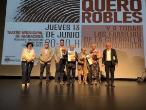 Bernardo Quero, en el centro, con su hermano Rafael, su sobrina nieta Ángela Sánchez y los representantes del Ayuntamiento de Maracena, la Subdelegación y Granada UCAR