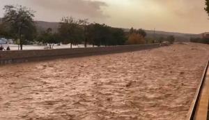 Rambla de Guadix, llena de agua tras las lluvias de anoche. 