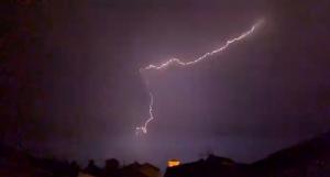 Imagen de uno de los rayos que descargó la tormenta en Guadix y el Marquesado.