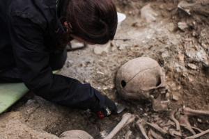 Fotografía de los trabajos arqueológicos para desenterrar los restos de las víctimas del franquismo en el Barranco.