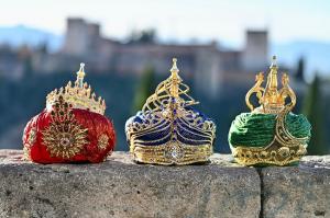 Las coronas de los Reyes Magos de Granada, con la Alhambra al fondo. 