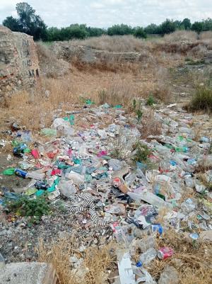 Basura en un tramo del río Monachil.