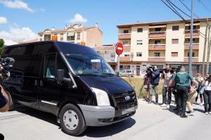 Salida de un coche fúnebre de la vivienda el pasado lunes.