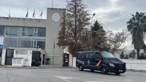 Salida de un furgón de la Policía Nacional, pasadas las 16.00 horas, de la Jefatura de la Policía Local en el Rasillo.