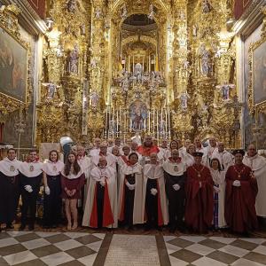 Foto de familia tras las investiduras. 