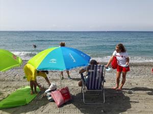 Voluntarios entregan ceniceros a los bañistas. 