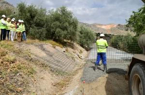 Obras en el firme de la Vereda del Cerrillo, en Loja.