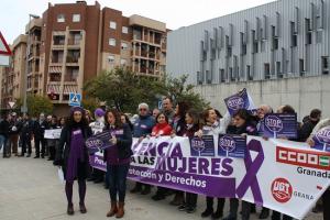 Concentración celebrada este lunes a las puertas de la sede de los sindicatos.