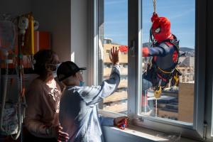 Spiderman sorprende a unos de los peques hospitalizados.