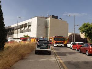 Guardia Civil y Bomberos durante la intervención en el edificio.