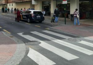 El detenido molestaba a las personas que guardaban cola. 