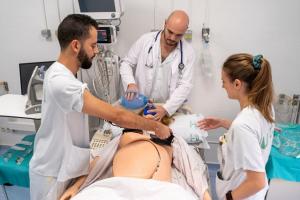 Profesionales sanitarios, durante el curso impartido por el centro. 